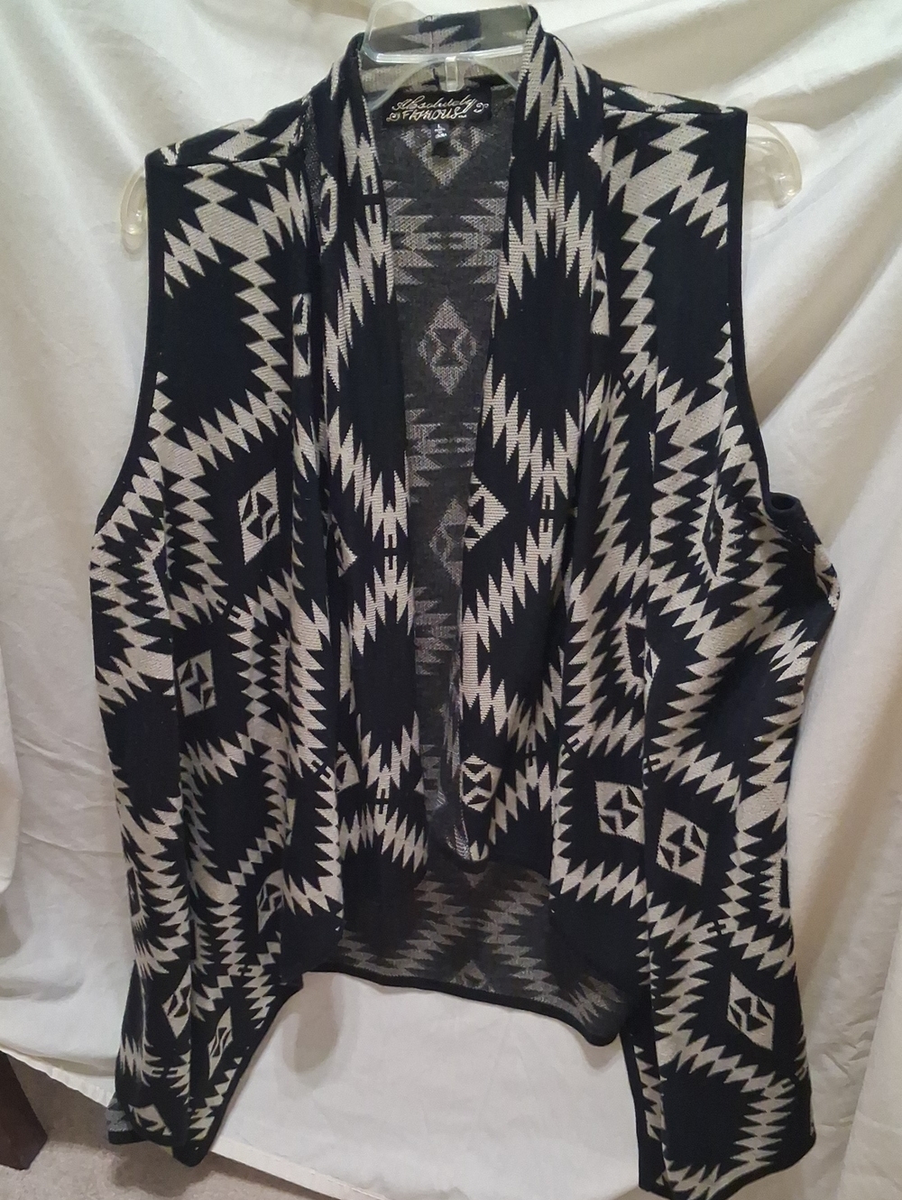 Absolutely Famous Black & White Geometric Open-Front Sleeveless Cardigan Vest
